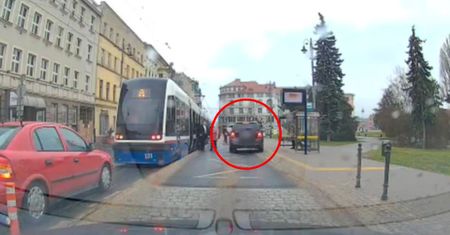 Świadek wszystko nagrał. Zobacz, co zrobił kierowca mercedesa