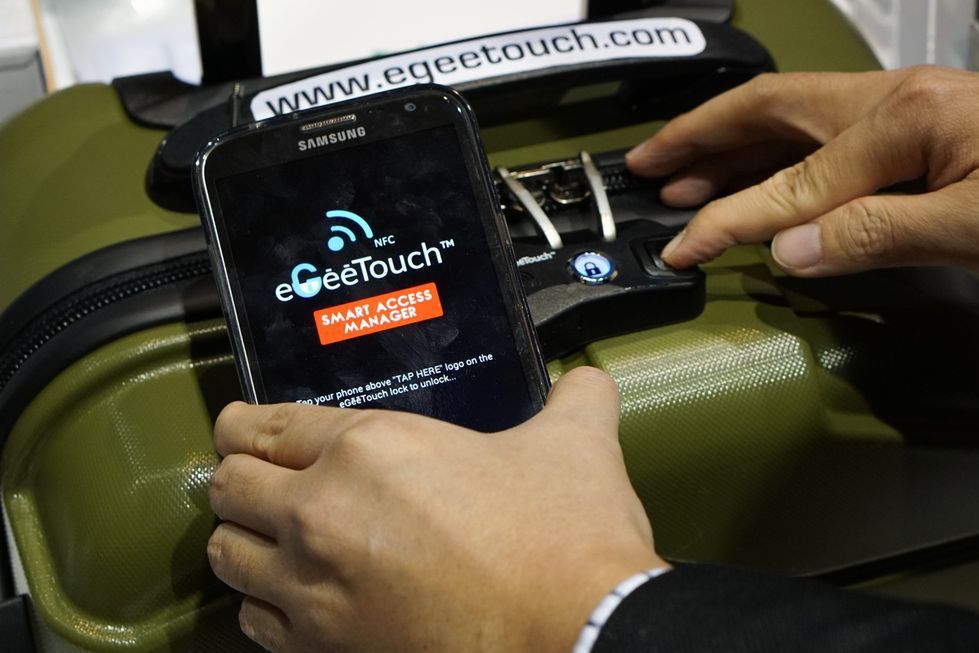eGeeTouch – pokazane na CES 2015 elektroniczne zamknięcie walizki to świetny przykład zastosowania NFC