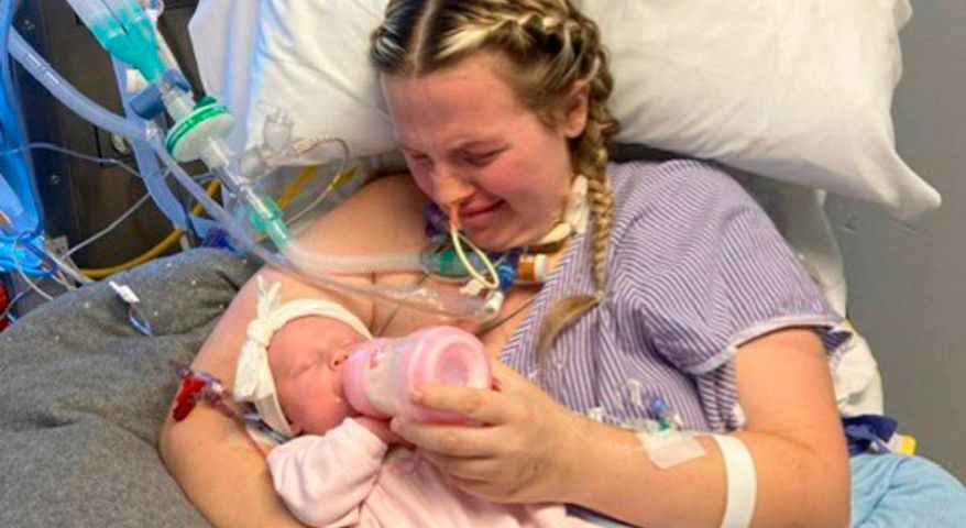 Poznała córkę miesiąc po porodzie. Mąż uchwycił wzruszający moment na zdjęciu