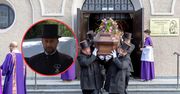 "Księża są oburzeni". Mówi, co żałobnicy wkładają do trumien