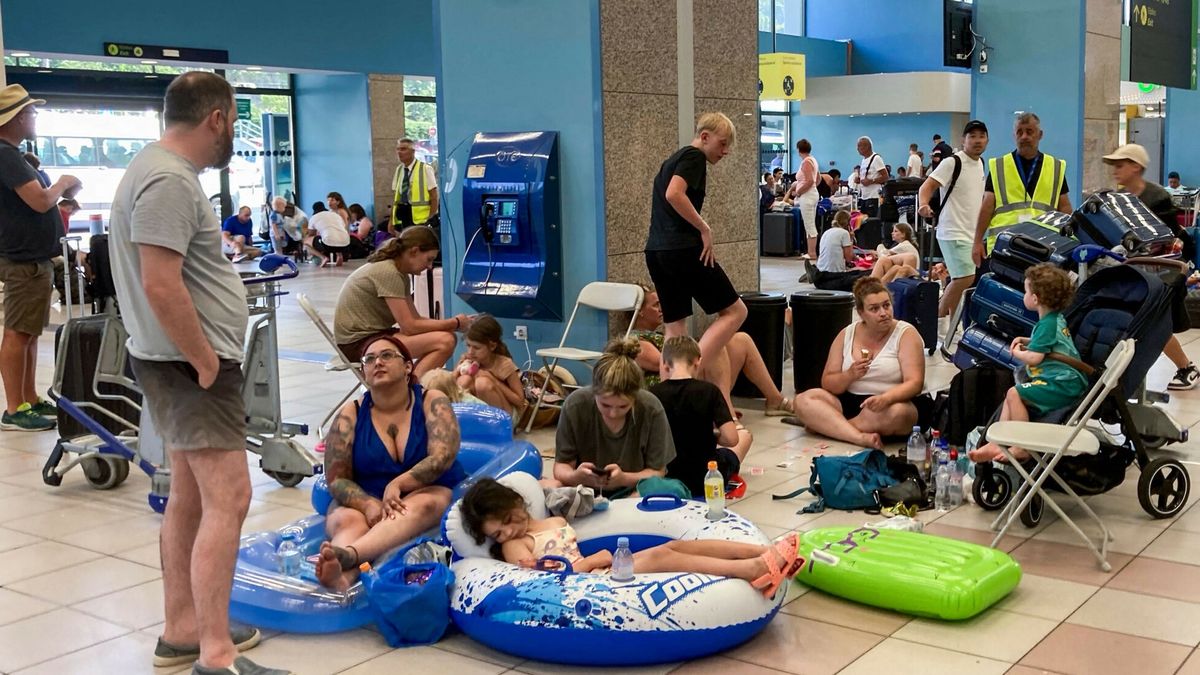 Tysiące zagranicznych turystów chcą opuścić Rodos. Zdjęcie wykonane na tamtejszym lotnisku