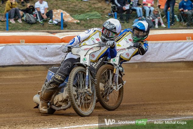 Jason Doyle oglądający plecy Adama Ellisa