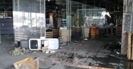 Smutny widok. Mieszkaniec Olsztyna pokazuje zniszczony Hostomel
