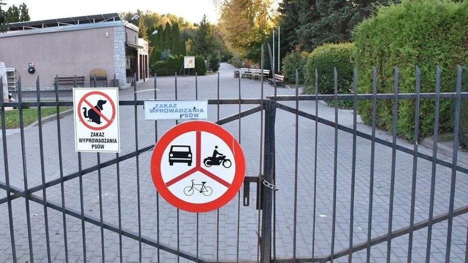 Te znaki wisiały na bramie głównej Cmentarza Komunalnego w Malborku jeszcze na początku 2025 r. Zakaz wprowadzania psów okazał się niezgodny z polskim prawem. Przy okazji zmiany regulaminu Rada Miasta zgodziła się też na wprowadzanie rowerów.