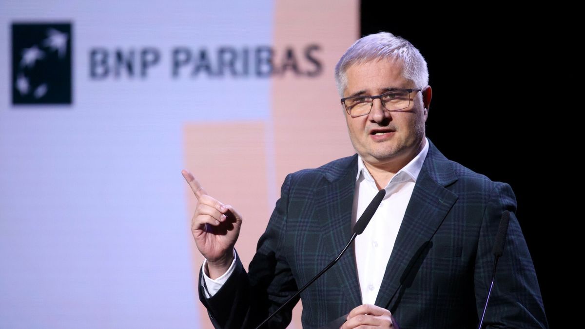 Grand Press 2023
Fot. Michal Zebrowski/East News, Warszawa, 11.12.2023. Gala Grand Press w Teatrze Polskim im. Arnolda Szyfmana w Warszawie. N/z Maciej Samcik oglasza  zwyciezce w kategorii GRAND PRESS ECONOMY.
Michal Zebrowski