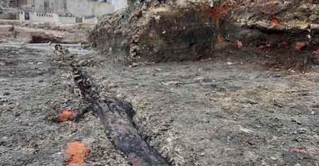 Niecodzienne odkrycie w Brzegu. Z ziemi wyłonił się drewniany zabytek