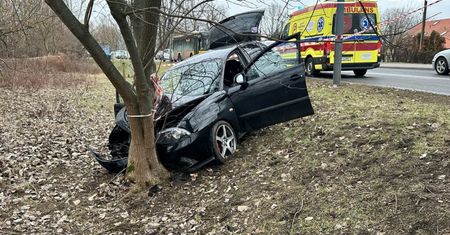 Na śliskiej nawierzchni stracił panowanie i uderzył w drzewo. Wypadek na Vogla