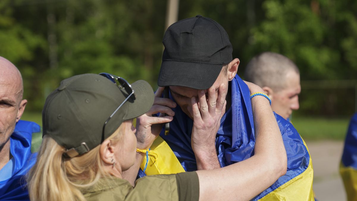 Russia and Ukraine exchange prisoners of war
epa12168278 Ukrainian prisoners of war (POWs) react following a prisoner swap at an undisclosed location, Ukraine, 10 June 2025, amid the Russian invasion.This is the first stage of the return of seriously wounded and injured soldiers from Russian captivity, Ukrainian President Volodymyr Zelensky wrote in his official Telegram channel. The agreement on a POW exchange was reached after recent Russia-Ukraine talks held in Turkey.  EPA/STRINGER 
Dostawca: PAP/EPA.
STRINGER
POW