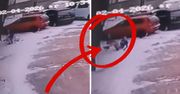 Strażak tak spieszył się na akcje, że uderzył w elewacje i w samej bieliźnie przewrócił się na lodzie. Po czym pobiegł na interwencję!