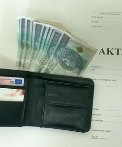 Znalazł portfel wypchany gotówką. 62-latek usłyszał zarzuty