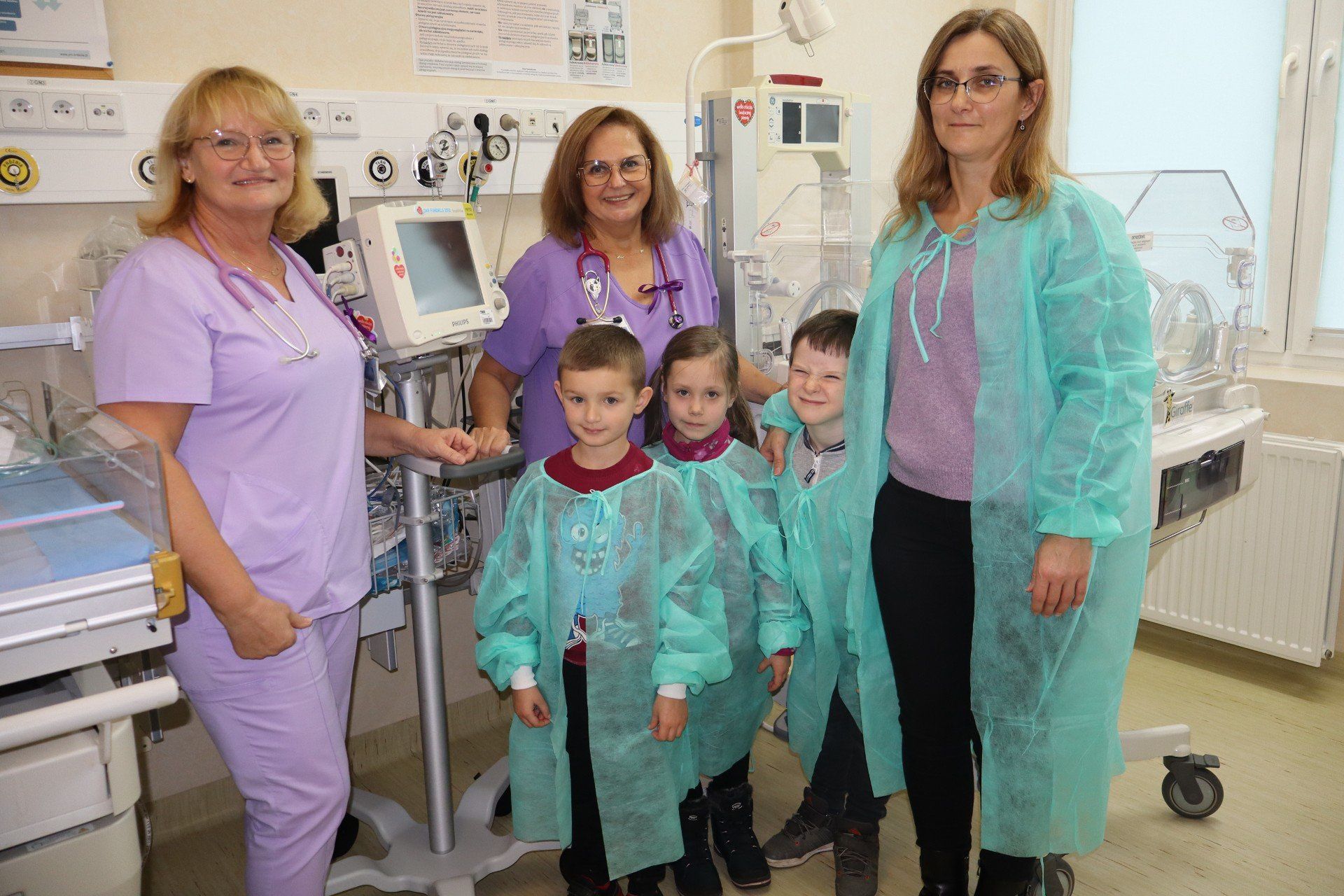 Maluchy z Ochronki Sióstr Służebniczek na Oddziale Wcześniaków gorlickiego szpitala