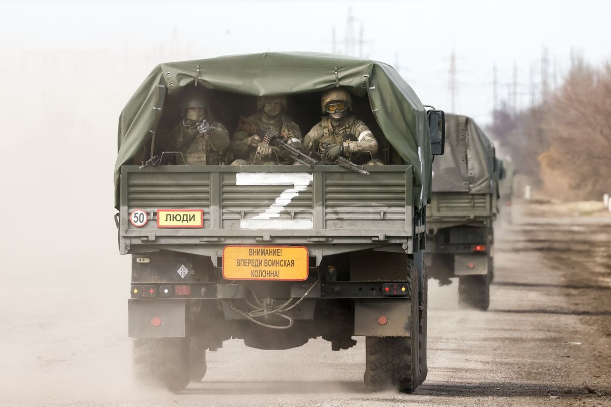Rosyjscy żołnierze w ciężarówce na Krymie