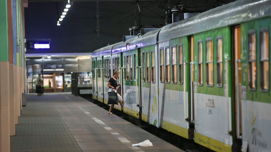 Centrum Zarz�dzania Sieci� GSM-R
Warszawa, 01.08.2014. Poci�g na peronie PKP Wile�ska przy Centrum Zarz�dzania Sieci� GSM-R sp�ki PKP Polskie Linie Kolejowe SA, 1 bm. Sie� GSM-R (Kolejowa Sie� GSM) jest elementem Europejskiego Systemu Zarz�dzania Ruchem Kolejowym (ERTMS), wdra�anego obecnie ujednoliconego systemu sterowania ruchem kolejowym, kt�ry ma zwi�kszy� swobod� transportu kolejowego w Europie. (mgut) PAP/Rafa� Guz
Rafa� Guz
Centrum Zarz�dzania, europejski system zarz�dzania ruchem kolejowym, GSM-R, kolej, koleje, kolejowy, komunikacja, modernizacja, peron, PKP, PKP PLK, poci�g, Polskie Koleje Pa�stwowe, Polskie Linie Kolejowe, ruch, sie�, sterowanie, zarz�dzanie