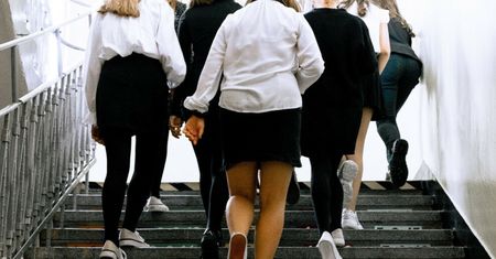 "Wystrzeliło kolegę w kosmos". Nowa groźna moda nastolatków