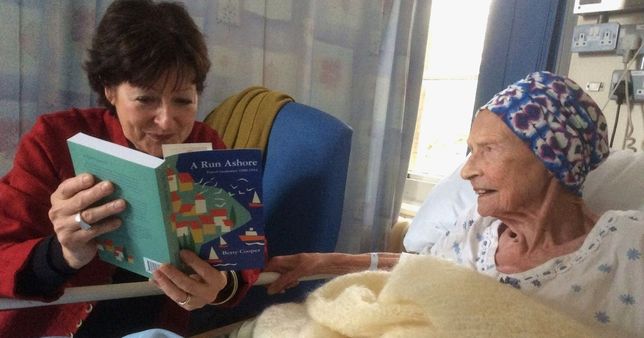 Gdy seniorka ujrzała egzemplarz jeszcze ciepłej książki, trudno jej było powstrzymać łzy wzruszenia. Krótko potem zmarła