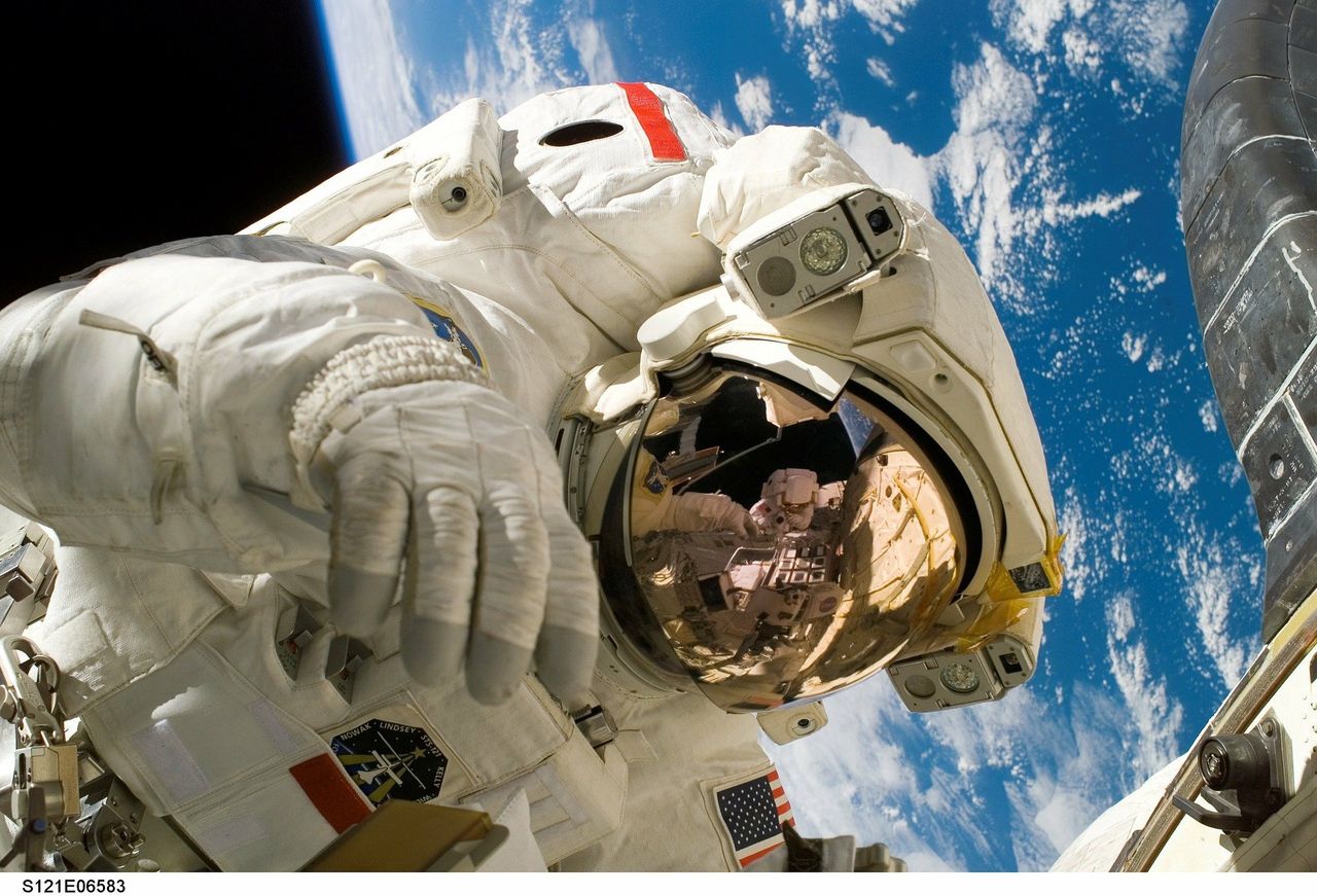 NASA testuje skafandry dla astronautów. Strzela do nich z ogromnego działa