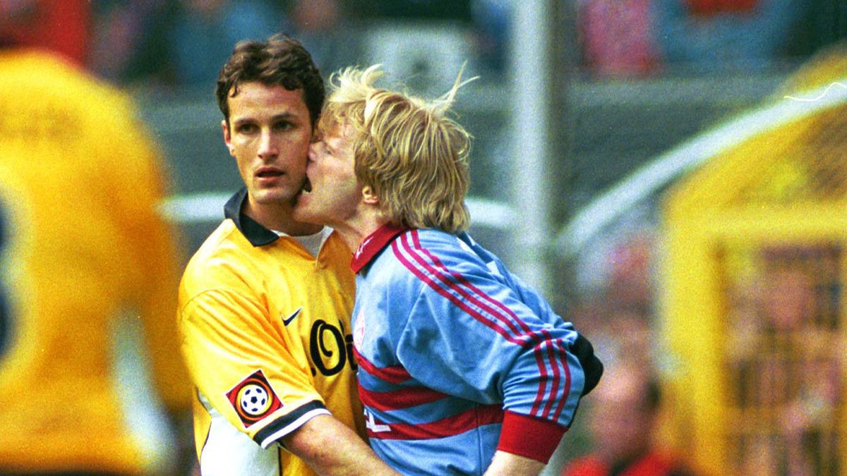 Getty Images / Team 2 Sportphoto/ullstein bild / Na zdjęciu: scena z pamiętnego meczu w 1999 r. Oliver Kahn (Bayern Monachium, z prawej) kontra Heiko Herrlich (Borussia Dortmund)