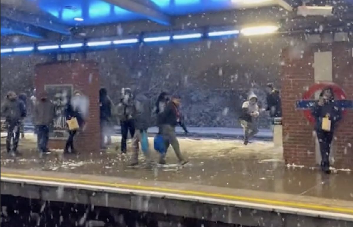 Podróżni urządzili na peronie kolejowym bitwę na śnieżki 