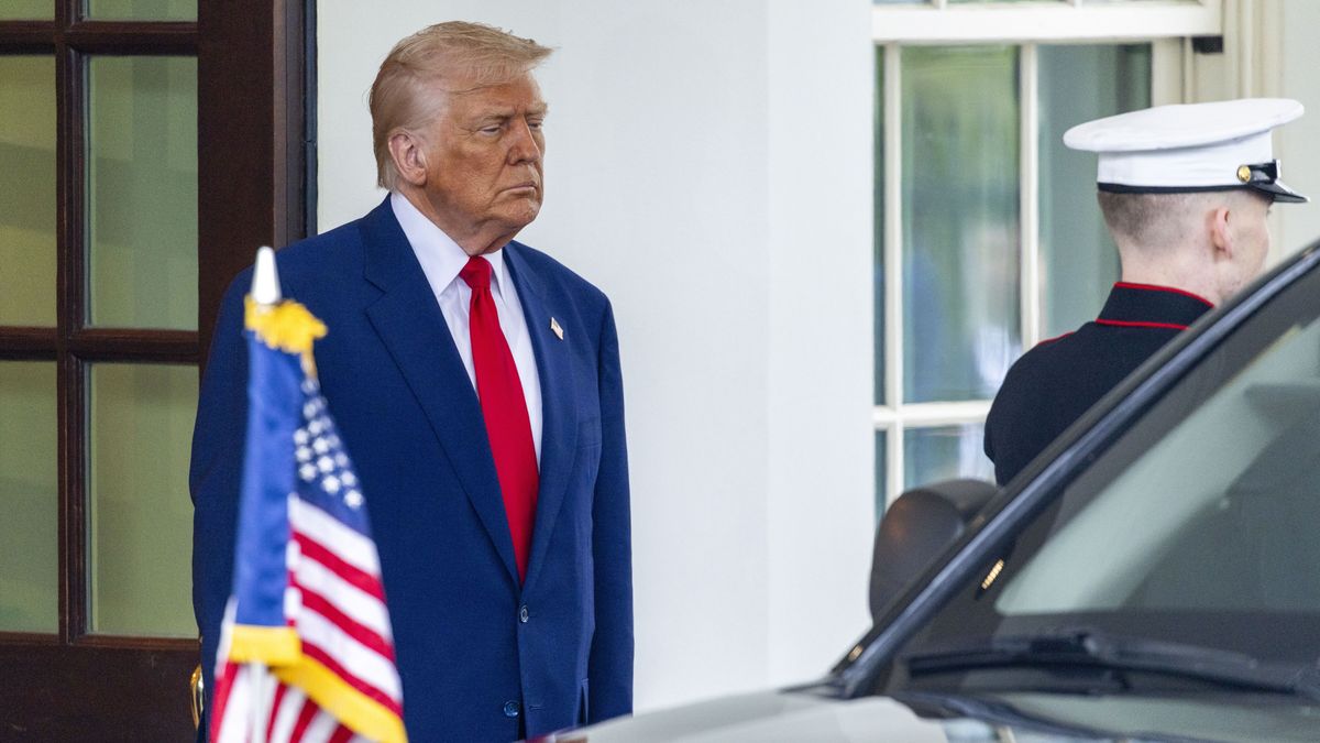 US President Donald J. Trump (L) waits to greet Israeli Prime Minister Benjamin Netanyahu (not pictured), as he arrives outside the West Wing of the White House in Washington, DC, USA, 07 April 2025. President Trump and Prime Minister Netanyahu?s East Room press conference has been cancelled. EPA/SHAWN THEW Dostawca: PAP/EPA.
