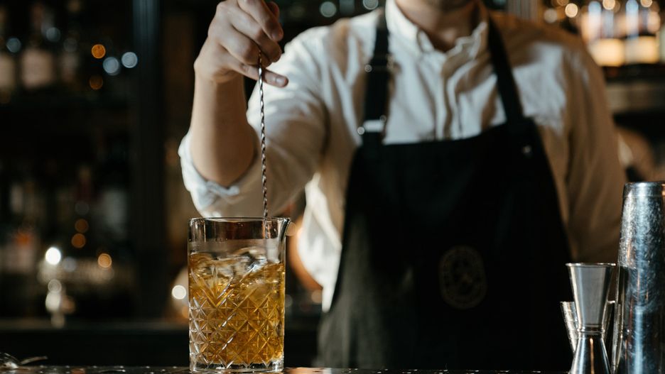 Rząd apeluje o cofnięcie koncesji na alkohol klubom, które wbrew obostrzeniom otwierają się dla klientów