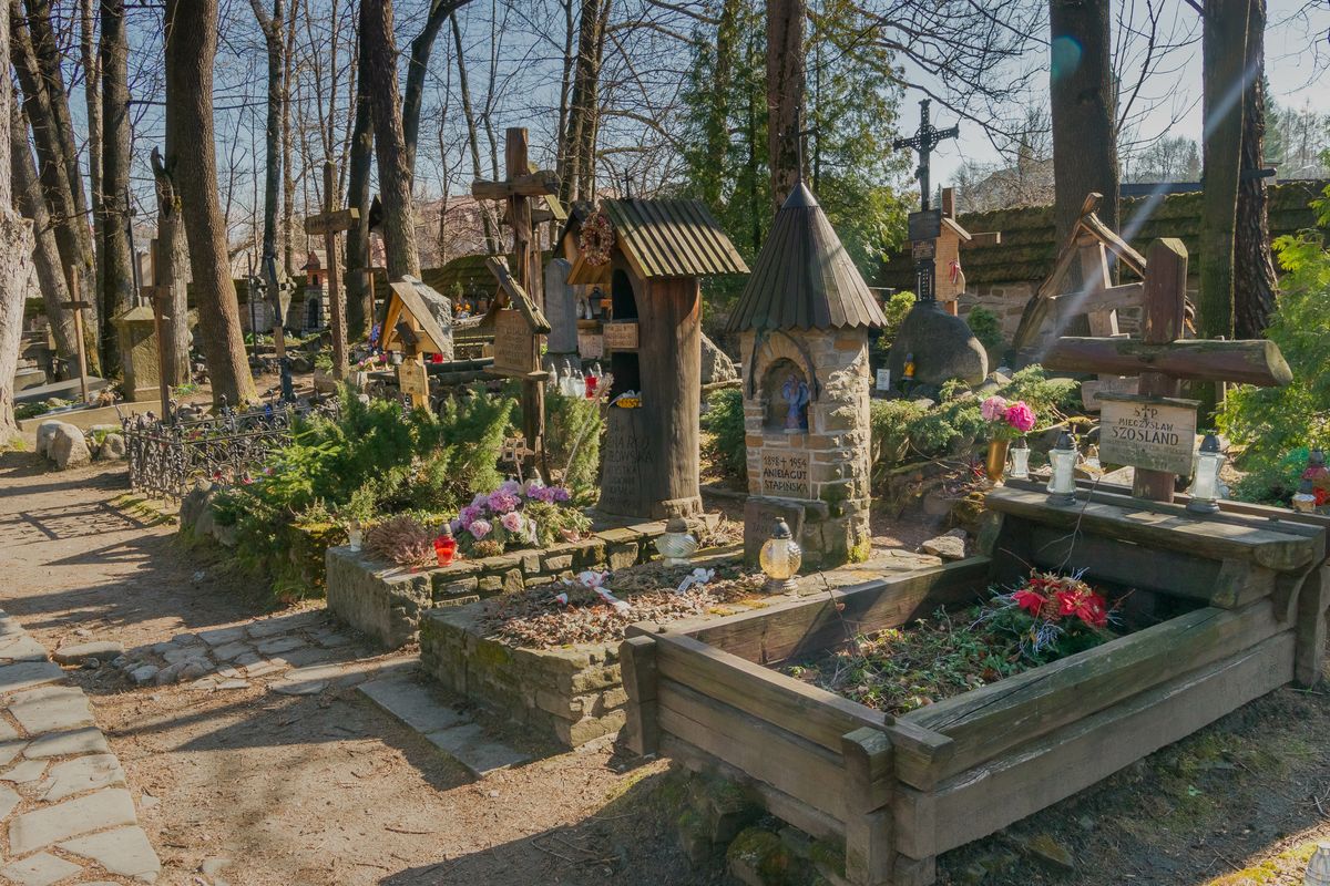 Cmentarz na Pęksowym Brzyzku w Zakopanem przyciąga tłumy turystów
