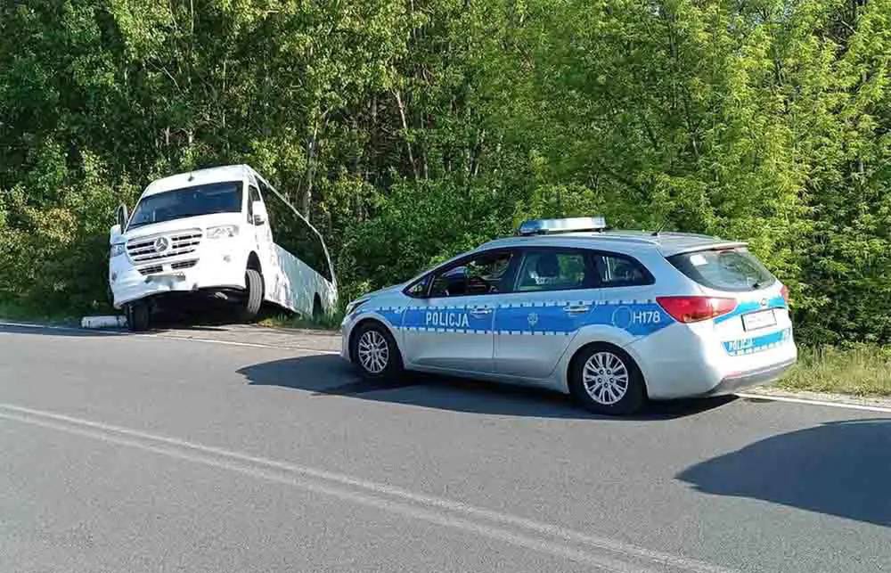 Pijani ukradli autobus, przejechali pół Polski i wpadli do rowu. Jechali do dziewczyny