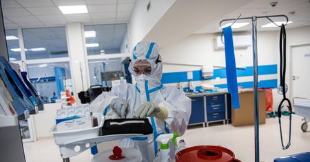 Piąta fala epidemii będzie ostatnią? "Natura zna różne rozwiązania"
