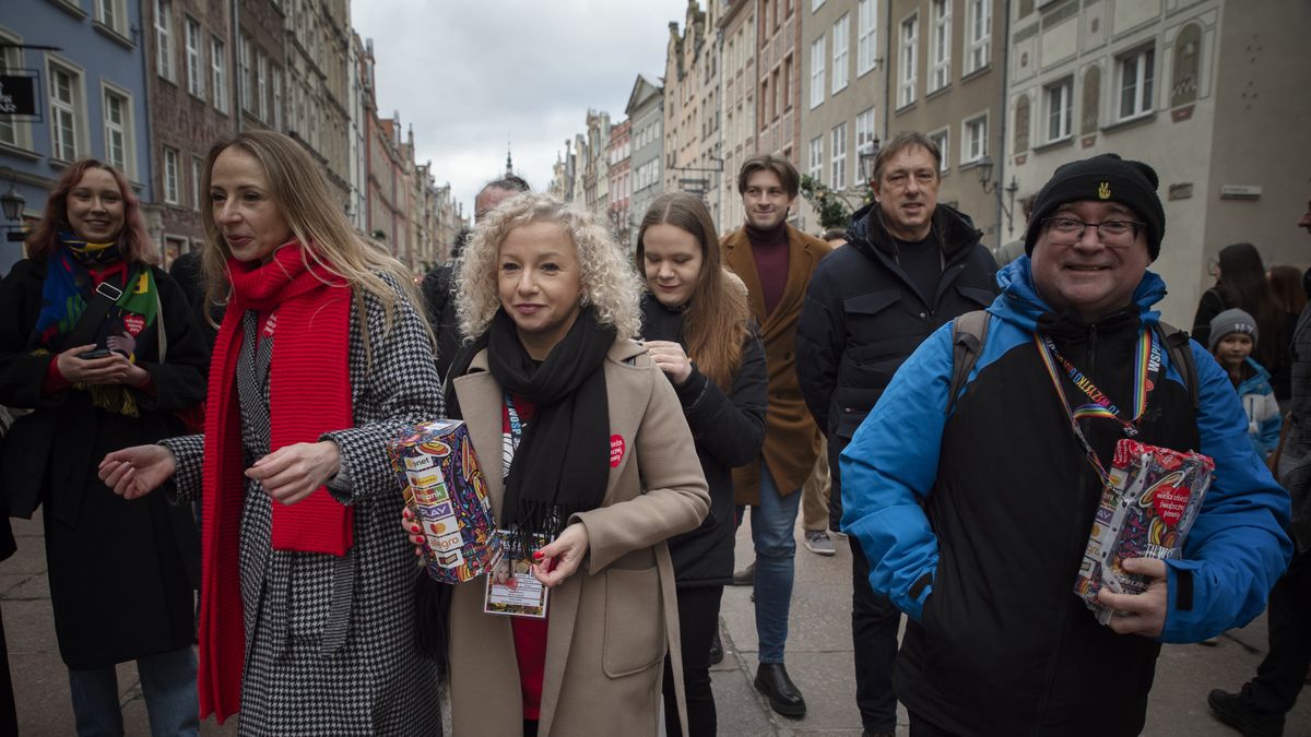 Left-wing MPs Katarzyna Kotula and Agnieszka Dziemianowicz-B
GDANSK, POLAND - 2024/01/29: Left-wing MPs Katarzyna Kotula and Agnieszka Dziemianowicz-Bk collect money in cans during the finale of the Great Orchestra of Christmas Charity. Over 1,000 volunteers collected money in Gdansk during the 32nd Finale of the Great Orchestra of Christmas Charity. This year's (Wielka Orkiestra witecznej Pomocy) WOP finale was held, under the motto: "Everything is OK here!" while the goal of this year's collection was: "Lungs after the pandemic. We play for children and adults!" The WOP Finale is a one-day public collection organised by the Great Orchestra of Christmas Charity Foundation. For many years, the WOP Finals have also been accompanied by online actions and closed events, which start at the beginning of December. (Photo by Agnieszka Pazdykiewicz/SOPA Images/LightRocket via Getty Images)
SOPA Images
left-wing, mp, katarzyna kotula, volunteers, finale, great orchestra, christmas charity, charity, 32nd, everything is ok here