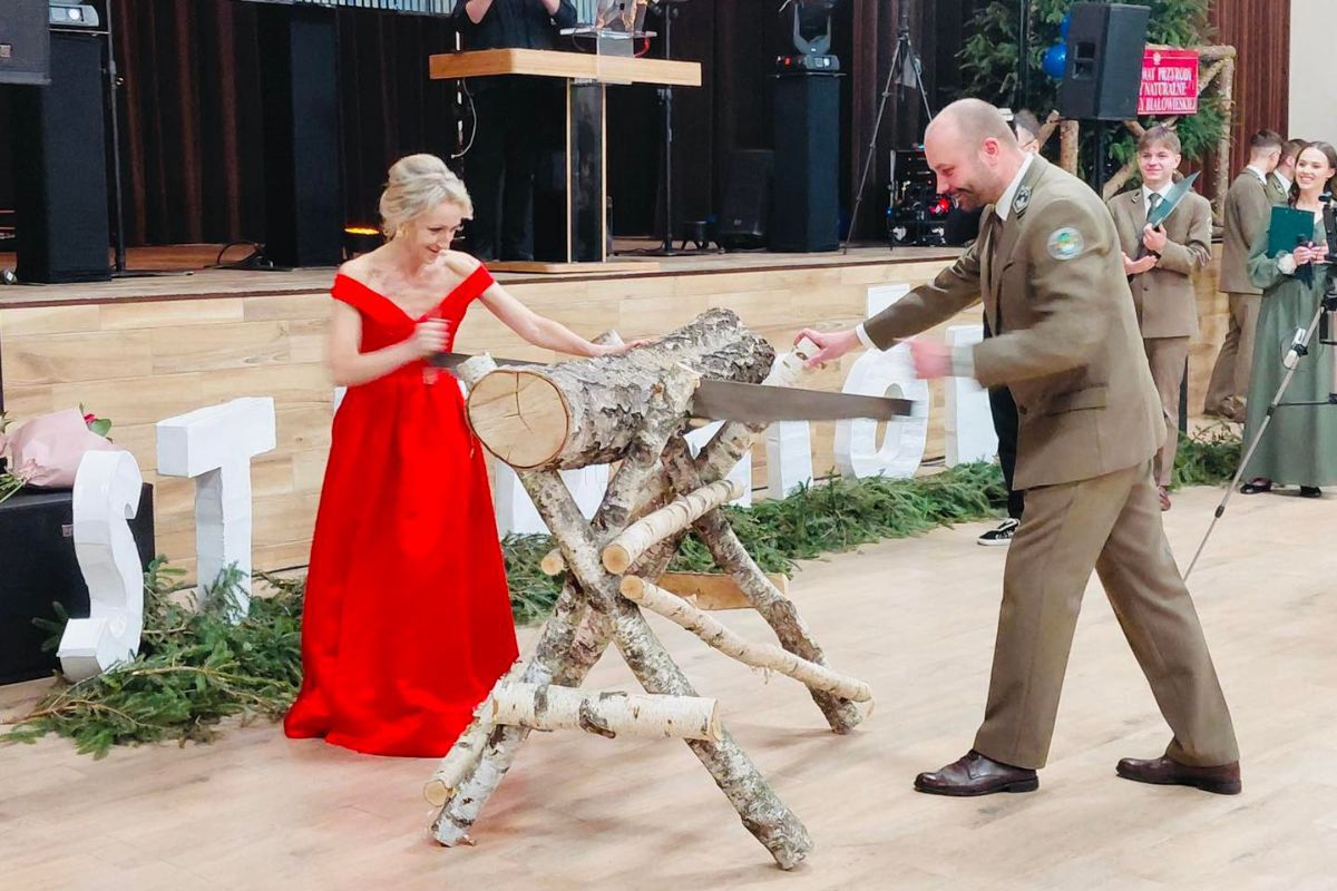 Studniówka na Podlasiu. Do akcji wkroczyli leśnicy. Niosą się zdjęcia