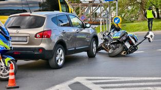 Przemyśl: Zderzenie Nissana z policyjnym motocyklem w centrum miasta