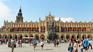 Kraków: Problemy z parkowaniem w centrum. Na Stradomiu rosną hotele, a znikają miejsca postojowe dla mieszkańców