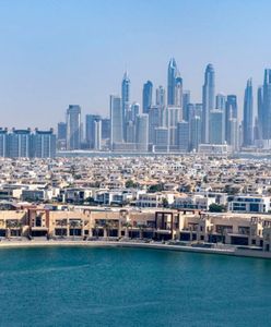 W taki sposób obchodzą restrykcje. Przekazali już miliard dolarów