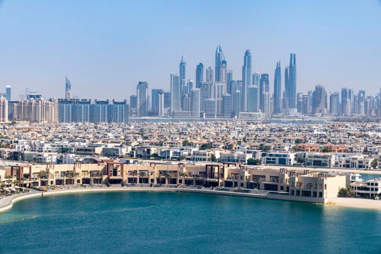 W taki sposób obchodzą restrykcje. Przekazali już miliard dolarów