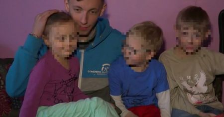 "Stałem się tatą, mamą i bratem". 21-letni Mateusz walczy o opiekę nad rodzeństwem