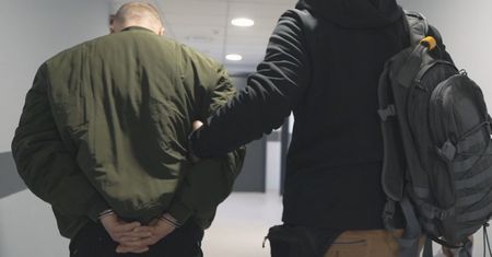Zatrzymani w sprawie pożaru przy ulicy Kłobuckiej w Warszawie przy areszcie śledczym.