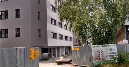 Blok jako nadbudówka garażu. Urzędnicy unikają odpowiedzi na pytania