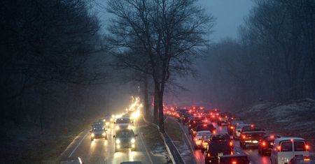 Tornada i snieżyce paraliżują tam życie