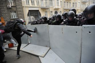 Protesty na Ukrainie. 100 osób atakuje kamieniami milicję
