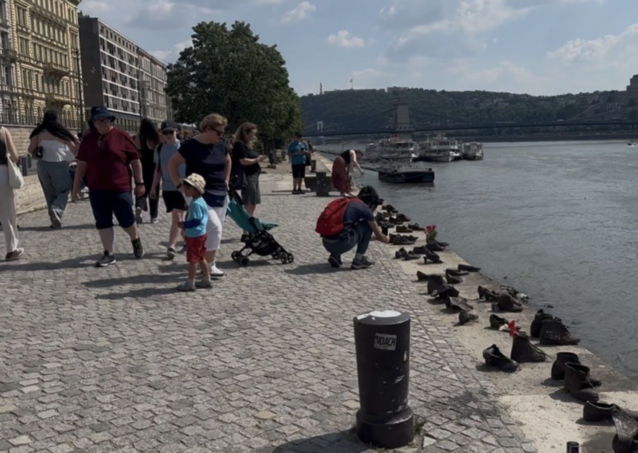 Wyjątkowe miejsce wzbudza emocje. Minęły lata, a tam wciąż przybywają tłumy