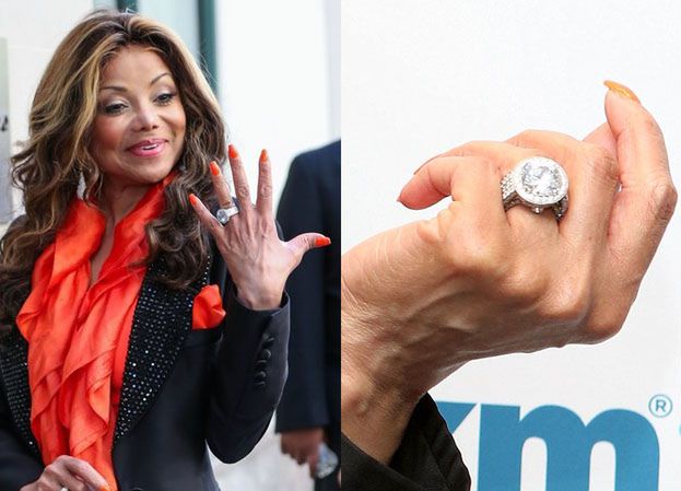 La Toya chwali się OGROMNYM diamentem!