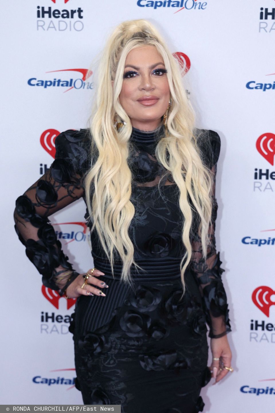 Tori Spelling na ściance podczas wydarzenia iHeartRadio