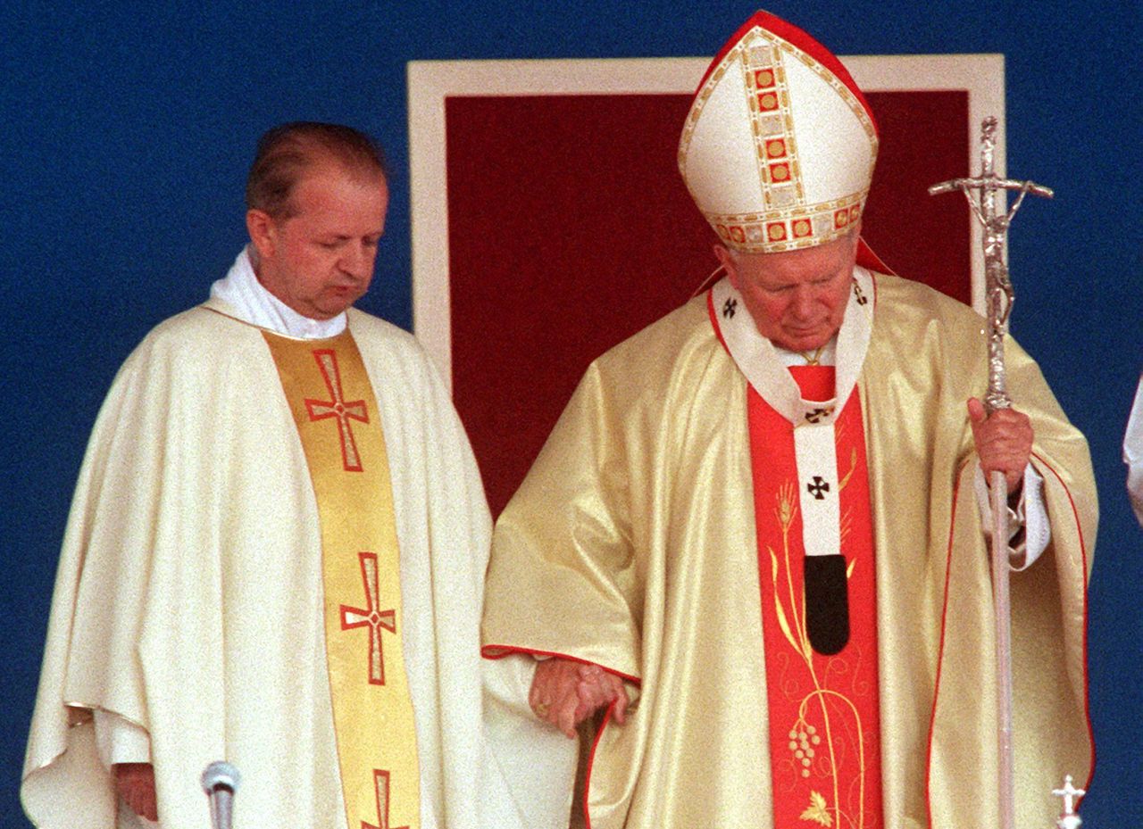 Rola kard. Dziwisza. Dominikanin: Kościół ma skłonności, by być instytucją totalną