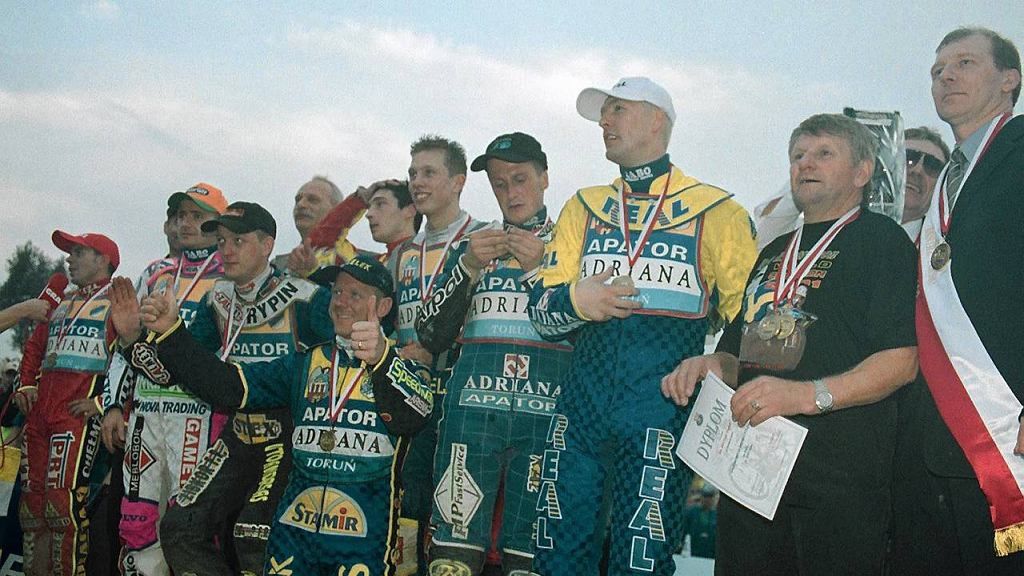 Zdjęcie okładkowe artykułu: Agencja Gazeta / Andrzej Goiński / Na zdjęciu: Apator Toruń - złoci medaliści Drużynowych Mistrzostw Polski 2001
