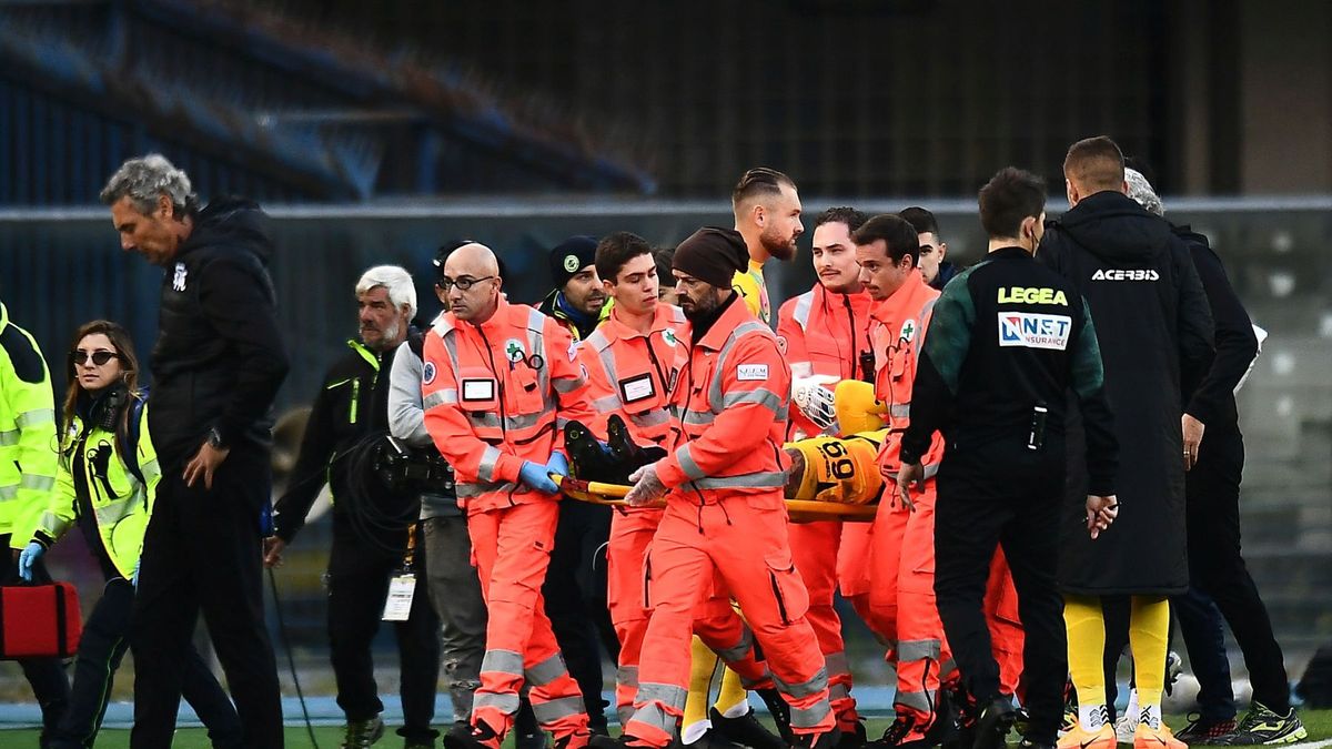 Getty Images / Alessandro Sabattini / Na zdjęciu: Bartłomiej Drągowski opuszczający boisko na noszach