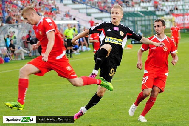 Lewon Hajrapetjan (numer 27) jest zadowolony z dobrej dyspozycji Visnakovsa