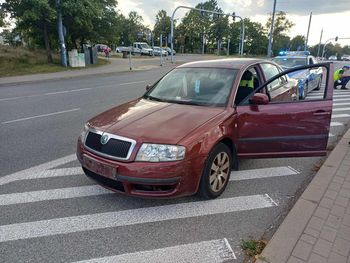 Łódź: Zderzenie motocyklisty z samochodem osobowym na ul. Lodowej. Motocyklista poturbowany. Kto zawinił?