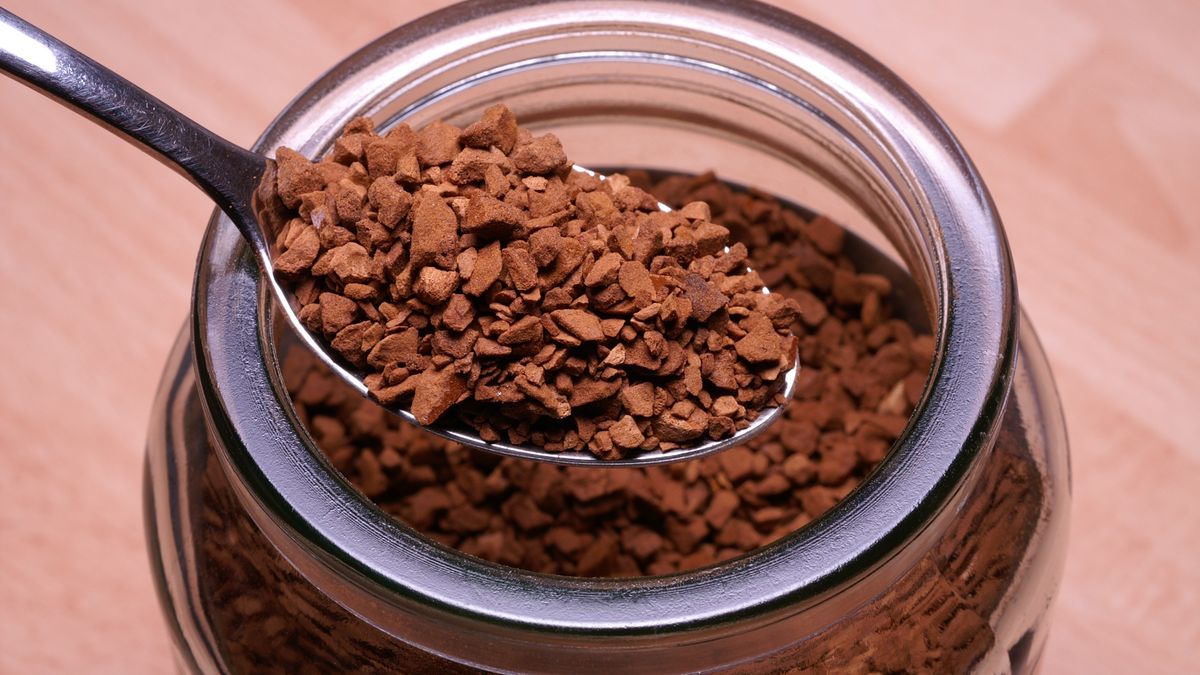 Spoon of Instant CoffeeTeaspoon of instant coffee from an angle, the jar of coffee below is below the spoon.AsherDBCaffeine, Focus On Foreground, Close To, Ground, Teaspoon, Dried Food, Glass, Dry, Refreshment, Glass - Material, Selective Focus, Macro, Particle, Drink, Spoon, Jar, Container, Food And Drink, Drinks, Industry, Retail/Service Industry