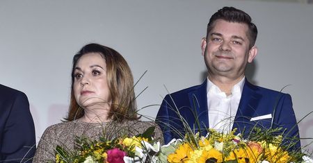 Zenka otaczają tysiące fanek. Taki stosunek ma do nich jego żona Danusia