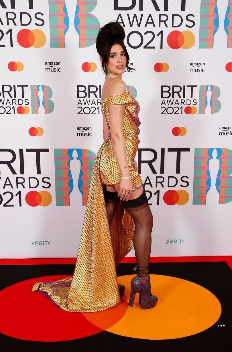 Brit Awards 2021. Dua Lipa pozuje w sukni Vivienne Westwood