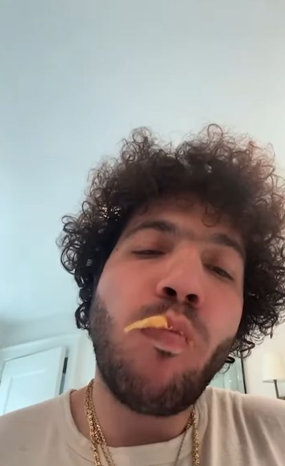 Benny Blanco sprawdza jakość prezentu 